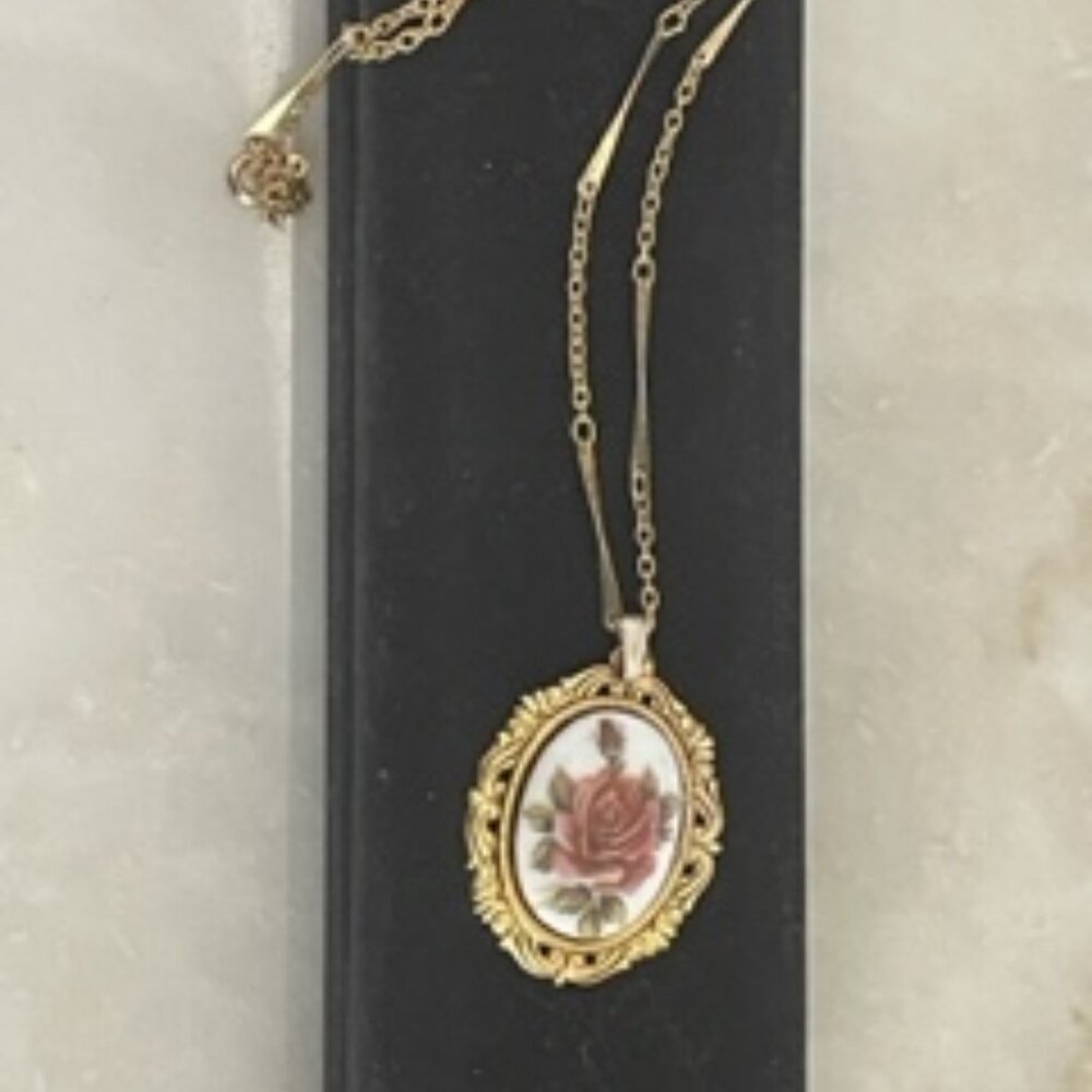 Vintage 22" Gold tone chain with porcelain rose cameo pendant